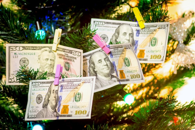 Notas de dólar decoram a árvore de Natal Um símbolo de riqueza e abundância
