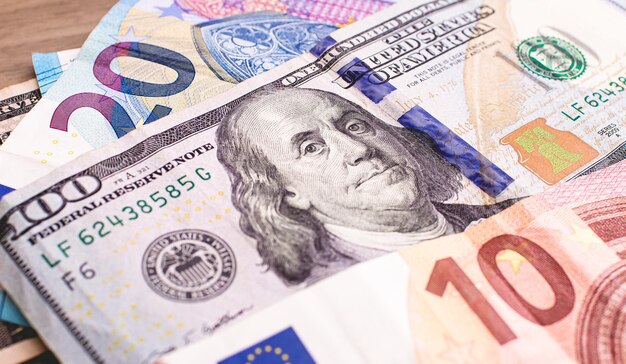 Foto notas de dólar e euro para câmbio e conceito de negócios internacionais