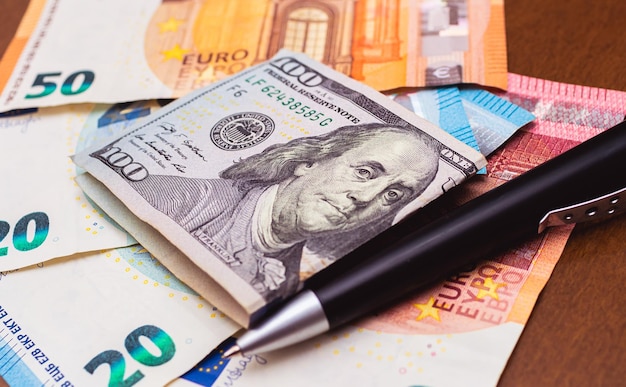 notas de dólar e euro para câmbio e conceito de negócios internacionais