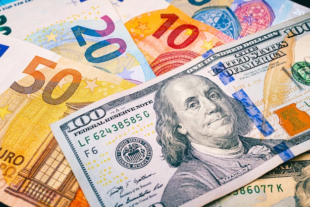 notas de dólar e euro para câmbio e conceito de negócios internacionais