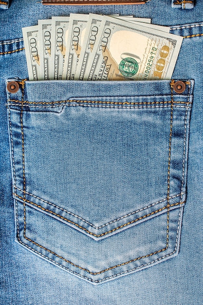 Notas de dólar no bolso da calça jeans