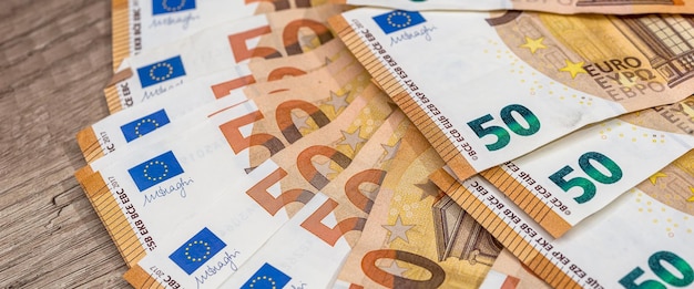 Foto notas de euro de diferentes denominações notas de papel fundo financeiro