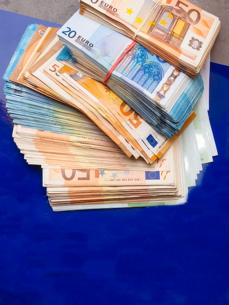 Notas de euro dinheiro pilha de dinheiro pilha de novas notas isoladas
