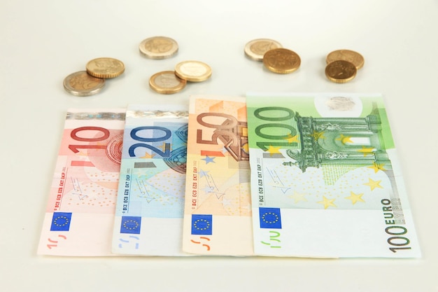 Notas de euro e centavos de euro isolados em branco