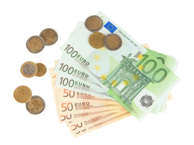 Notas de euro e centavos de euro isolados em branco