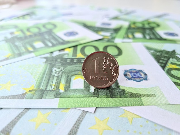 Notas de euro e moedas de rublo em notas de euro