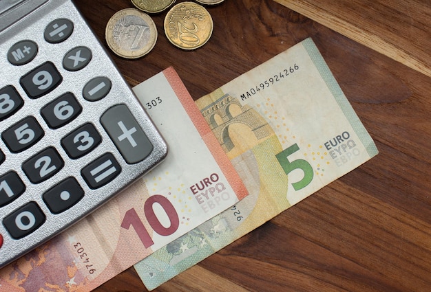 Notas de euro e várias moedas em torno de uma calculadora