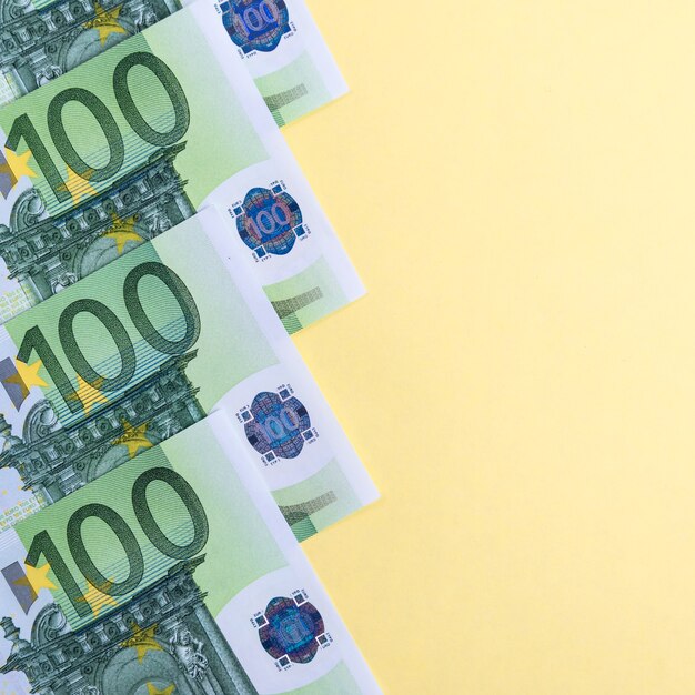 Notas de euro em amarelo pastel