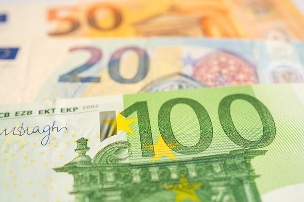Notas de euro em folha de cálculo Conta Bancária Investimento Pesquisa Analítica Economia de Dados Negociação Conceito de empresa de negócios