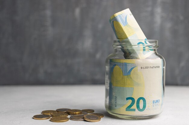 Notas de euro em uma jarra de vidro, economizando o conceito de dinheiro com espaço de cópia