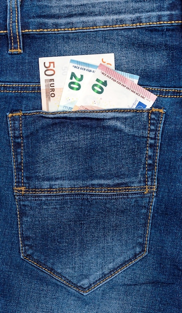 Notas de euro no bolso traseiro da calça jeans