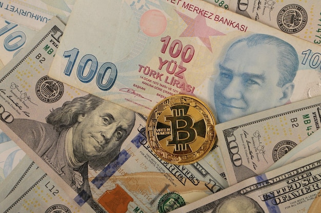 Notas de lira turca dólares americanos e moeda bitcoin