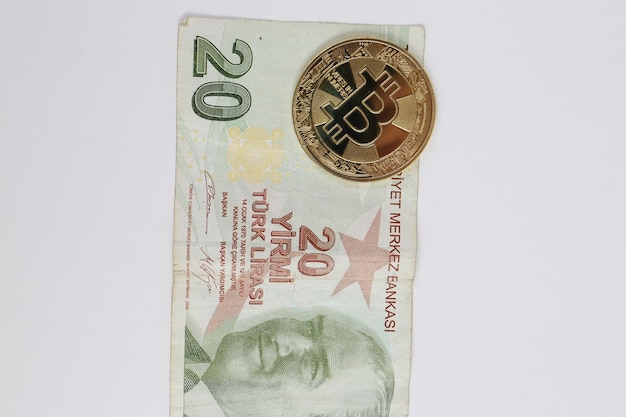 Foto notas de lira turca e moeda bitcoin