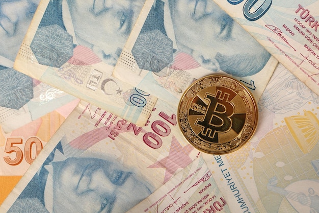 Notas de lira turca e moeda bitcoin