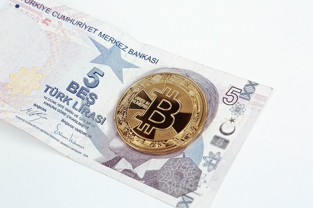 Notas de lira turca e moeda bitcoin