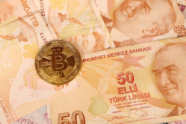 Notas de lira turca e moeda bitcoin