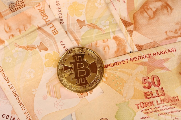 Notas de lira turca e moeda bitcoin