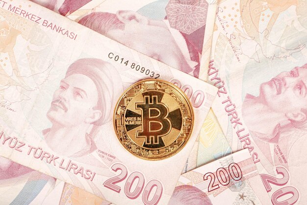 Notas de lira turca e moeda bitcoin