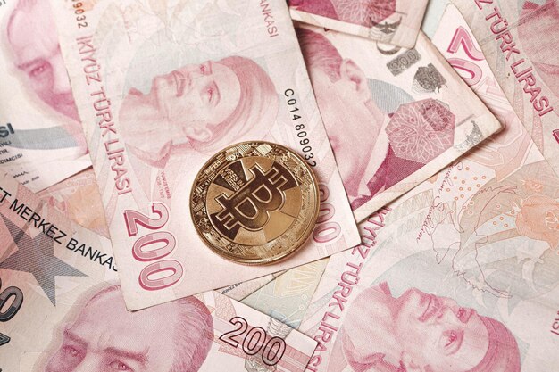 Notas de lira turca e moeda bitcoin