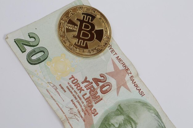 Notas de lira turca e moeda bitcoin