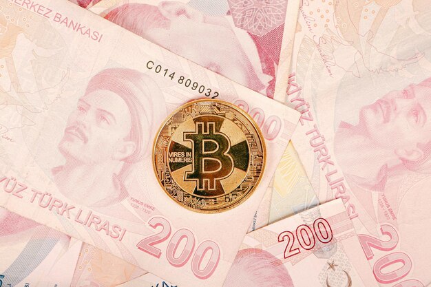 Notas de lira turca e moeda bitcoin