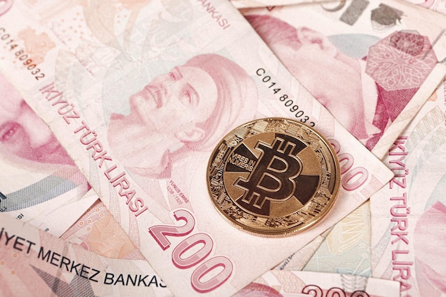 Notas de lira turca e moeda bitcoin