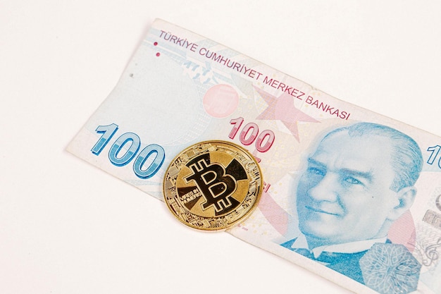 Notas de lira turca e moeda bitcoin