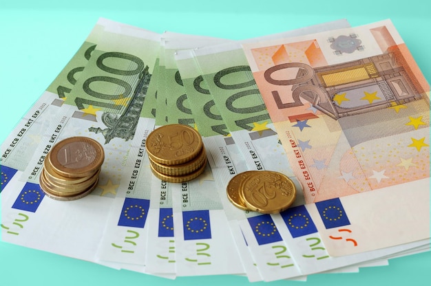 Notas e moedas de euro em fundo claro