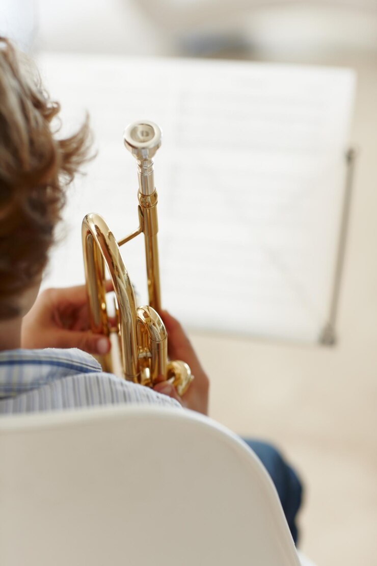 Foto notas de música y niño con trompeta para aprender lección de jazz y práctica para espectáculo de talentos músico afición creativa y emocionado niño con papel de instrumento y casa para tocar canción o melodía