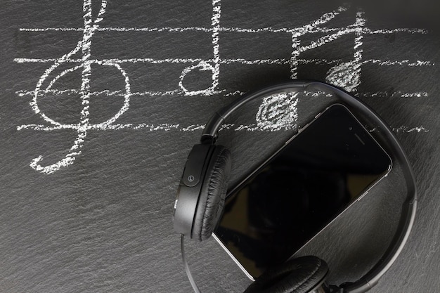 Notas musicales con auriculares