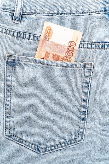 Notas no bolso da calça jeans volume de negócios em dinheiro russo 5000 notas