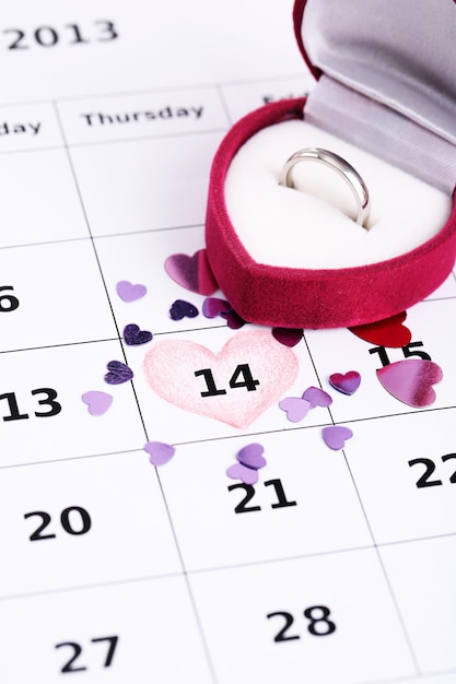 Notas no calendário (dia dos namorados) e aliança de casamento, close-up