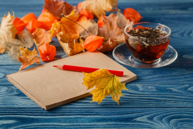 Notas de otoño en mesa azul