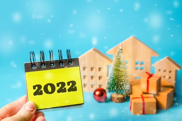 Notas con la palabra 2022 árbol de Navidad y casas en miniatura Año Nuevo o vacaciones de invierno de Navidad