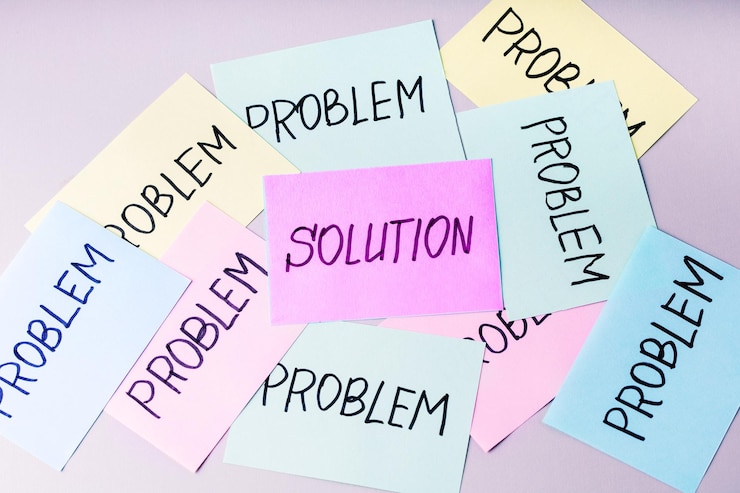 Foto notas de papel de colores con problema y nota roja con el concepto de solución de solución para el problema en los negocios