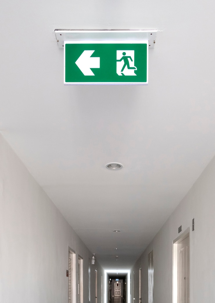 Foto notausgang zeichen. notausgangstür ausgangstür an der decke.