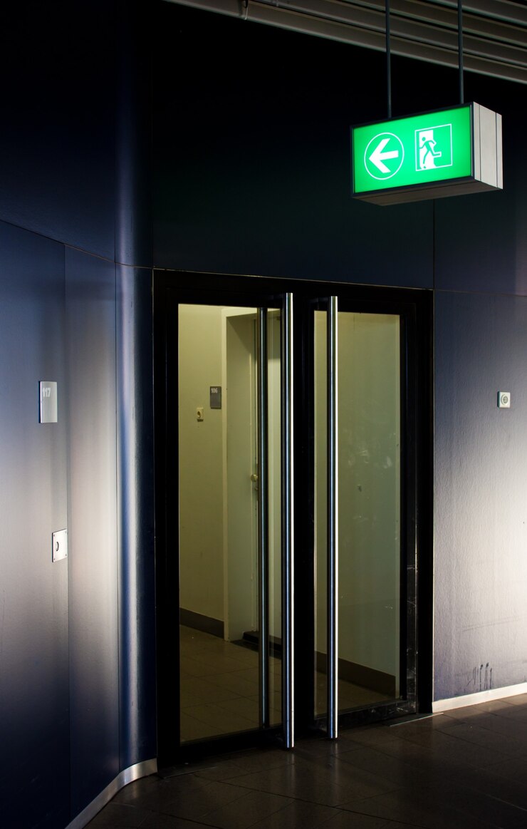 Foto notausgangsschild in modernen büros in einer industrieanlage