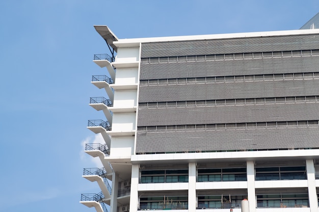 Notausgangtreppe auf dem modernen Gebäude mit blauem Himmel