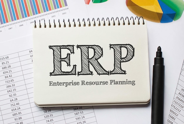 Notebook com ferramentas e notas sobre ERP, conceito
