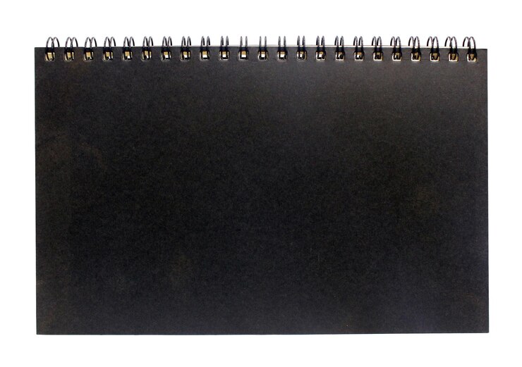 Foto notebook com lombada de anel isolado no fundo branco