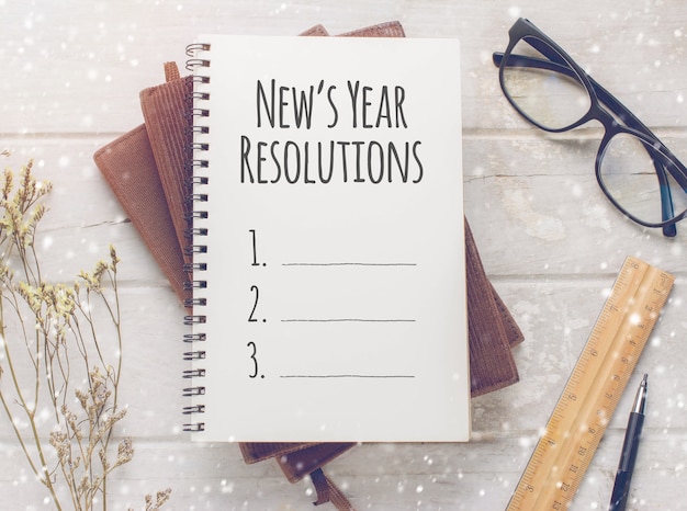 Notebook com new year resolutions massage