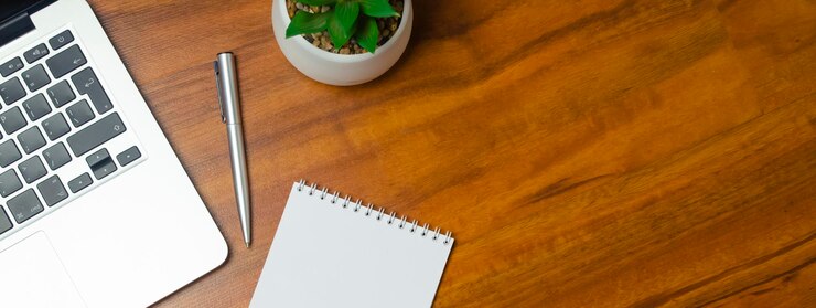 Notebook de negócios com laptop e lupa na mesa Foto de alta qualidade