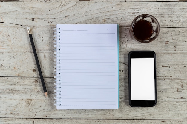 Notebook Kaffee Smartphone und Bleistift auf Holztisch