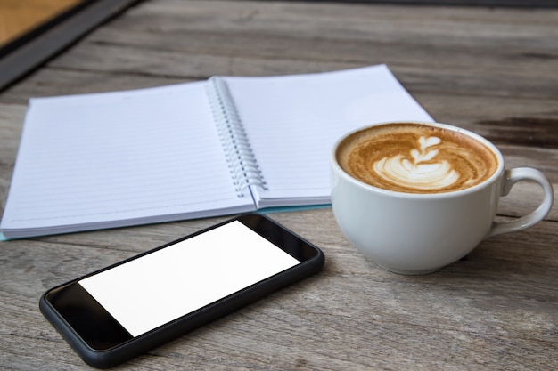 Notebook Kaffee und Smartphone auf Holztisch