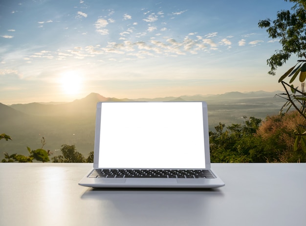 Notebook Laptop in der Natur und in den Bergen