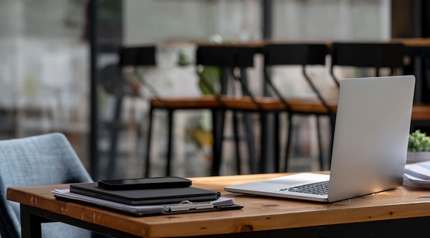 Notebook laptop uma mesa em um grande espaço de escritório de plano aberto após o horário de trabalho