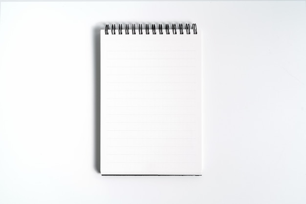 Notebook-Modell mit sauberem schwarzem Leerzeichen für Design und Werbung. Notizblock mit verchromter Feder und freier Kopienraumschablone. Auf dem grauen Hintergrund.