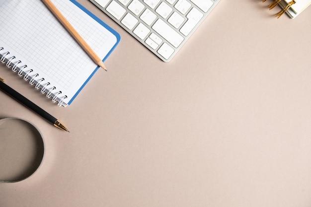 Notebook, Stift und Tastatur auf dem Tisch