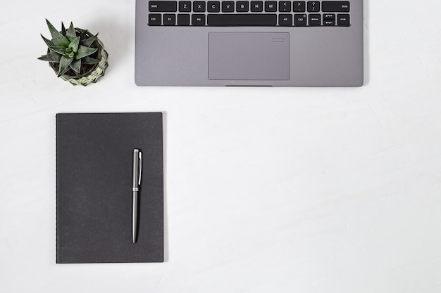 Notebook und Laptop auf einem Holzschreibtisch