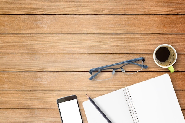 Notebook und Smartphone auf Holztisch
